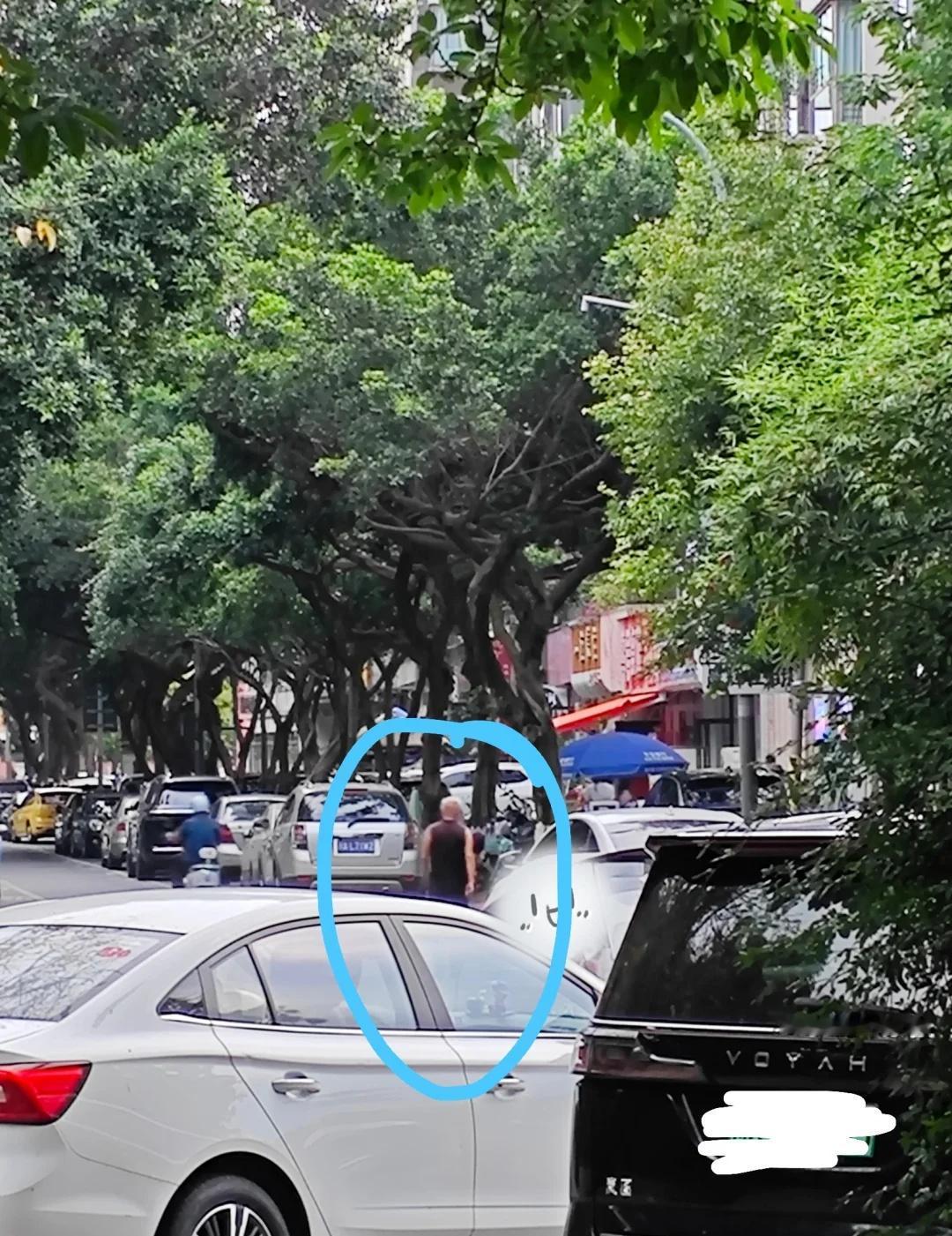 成都琉璃场沙河公园遇老头偷拍
今天和朋友在锦江区沙河公园，遇到了一老头公然举手机