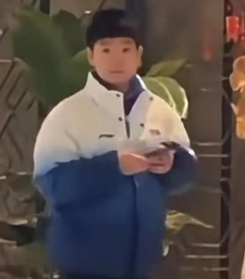 谁懂啊，莎莎的糊图都这么好看。
五官都看不清了，但是两只黑色的眼球像樱桃小丸子一