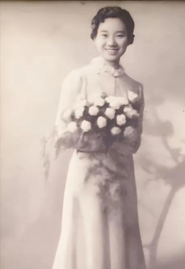 下身被日寇一刀刀地割开，身体被撕成两段，阿庆嫂慷慨赴义，这绝非虚构的惨烈，而是真