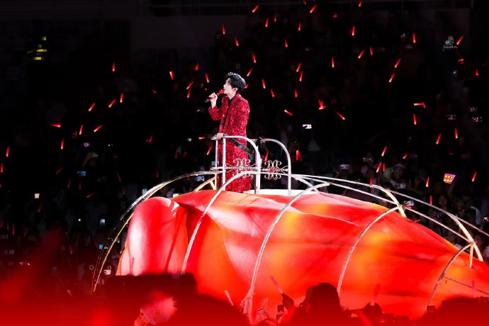 陈楚生济南开唱4万多位老师在现场 陈楚生济南演唱会名场面诞生！“听说济南见到人要