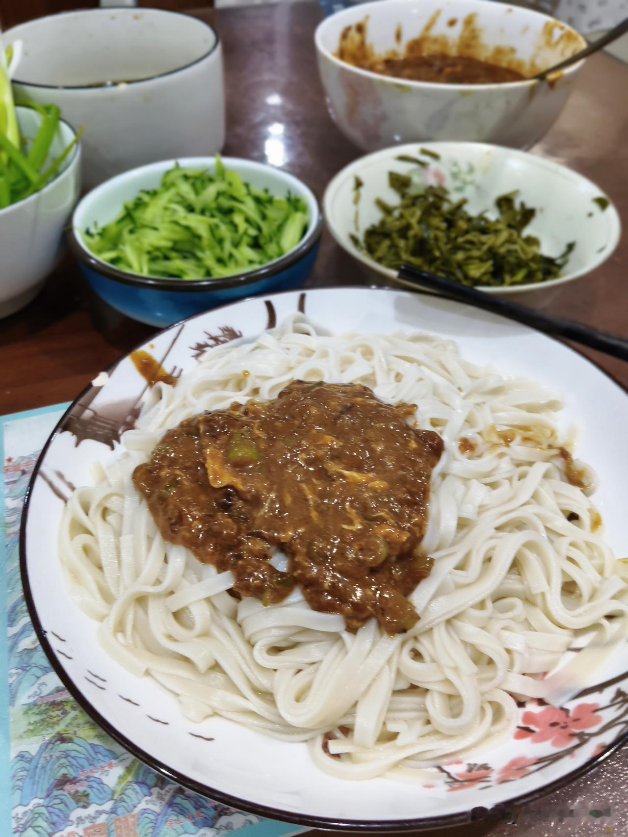 一顿饭，一个人，一个世界。
葱花，黄豆酱，加点水，打鸡蛋碎儿。
黄瓜丝儿，香椿芽