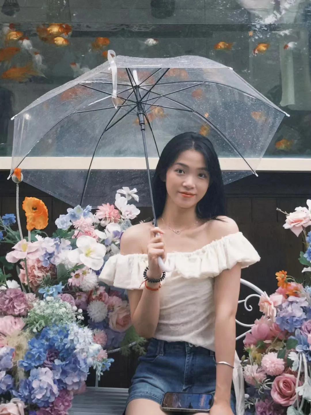 #秋日生活碎片打卡# 下着小雨，撑着雨伞，在想着你，你现在还好吗？