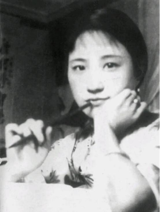 徐志摩去世后，他父亲每月都给陆小曼打钱。一天，陆小曼去取钱，却发现汇款单上附着一