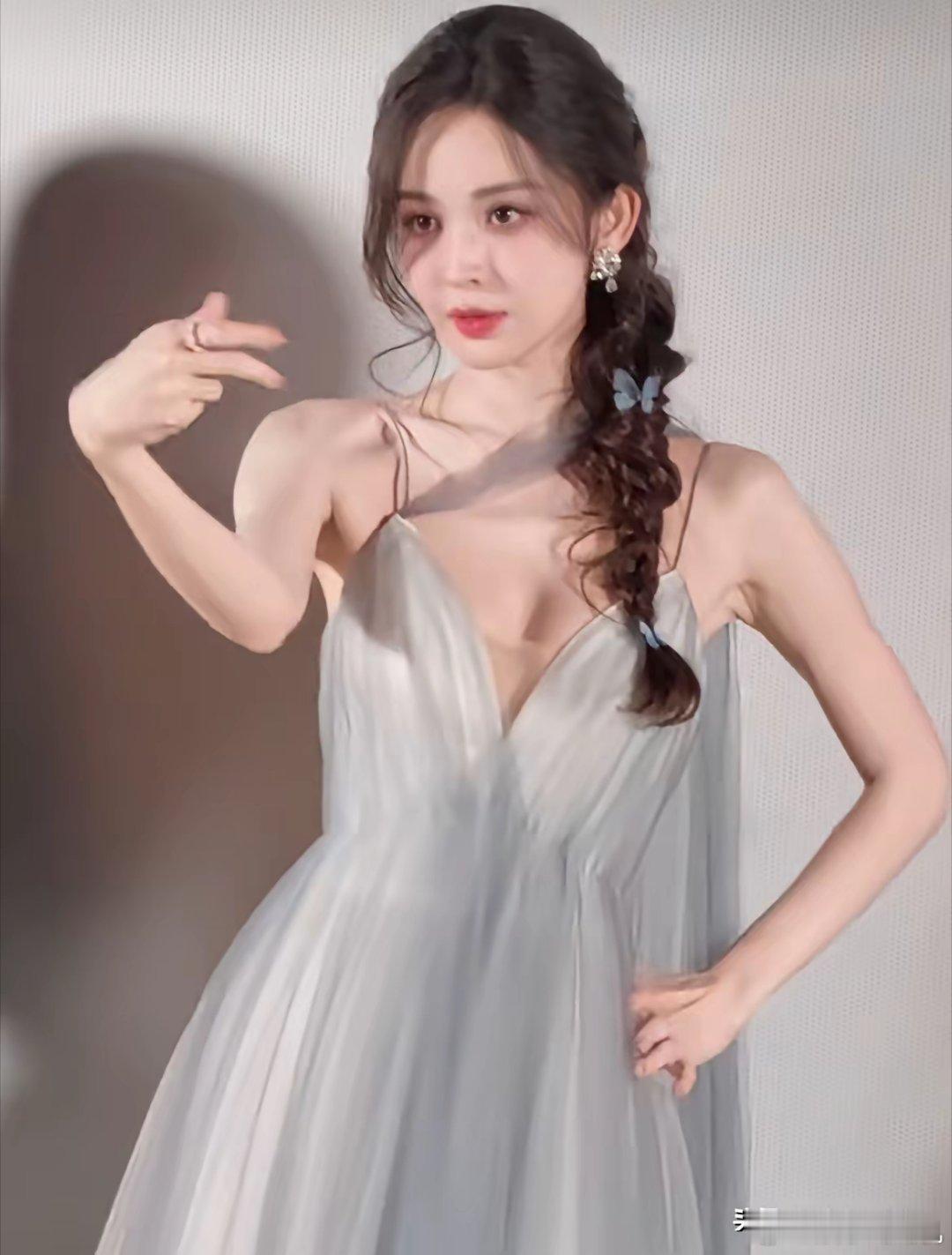 1月5日，古力娜扎跳舞时裙子肩带突然断了，吓了所有人一跳，还好没有走光。古力娜扎