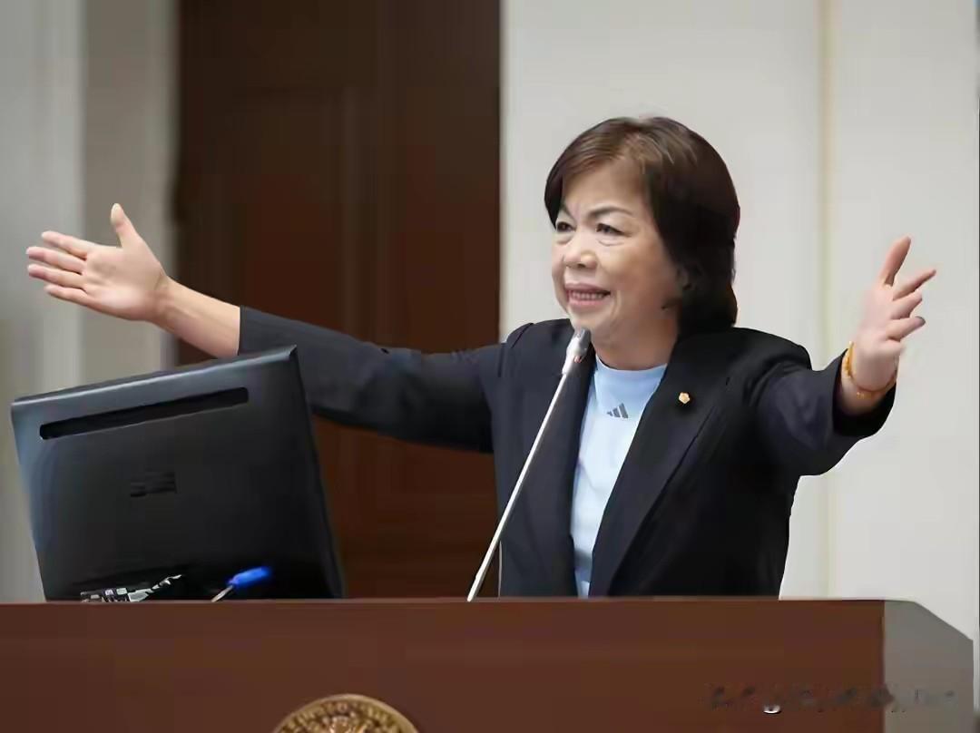 杨琼璎又能去美国“旅游”了！别人拼名额靠抢，杨琼璎靠命。
 
上个月韩国瑜带队访
