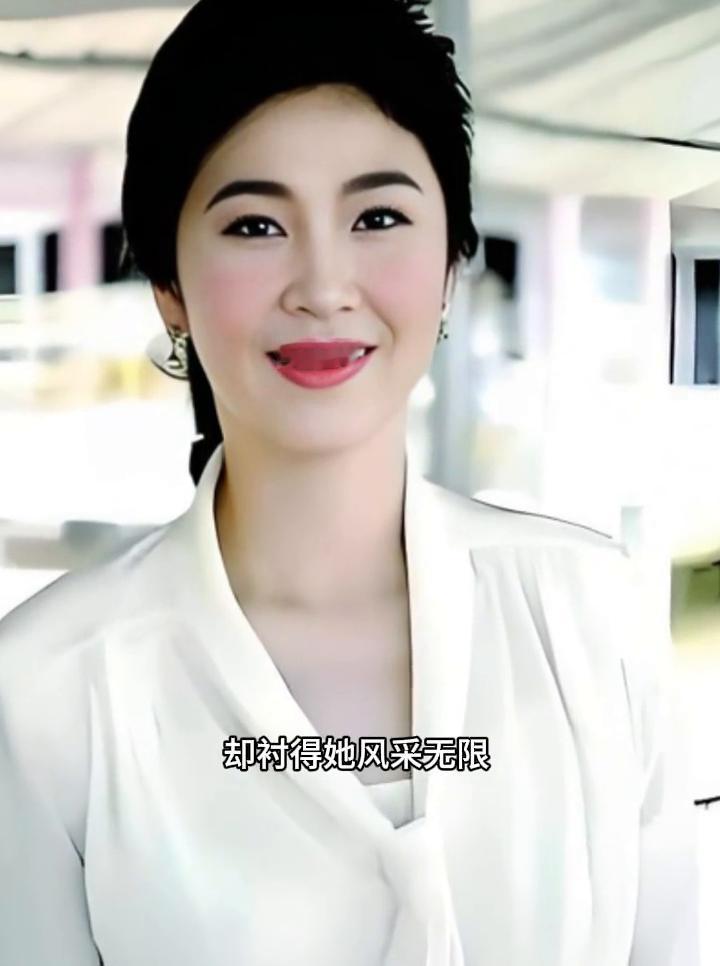 这位女子的动人之处在于那份恰到好处的温柔。衣着简洁，妆容素净，却衬得她风采无限。