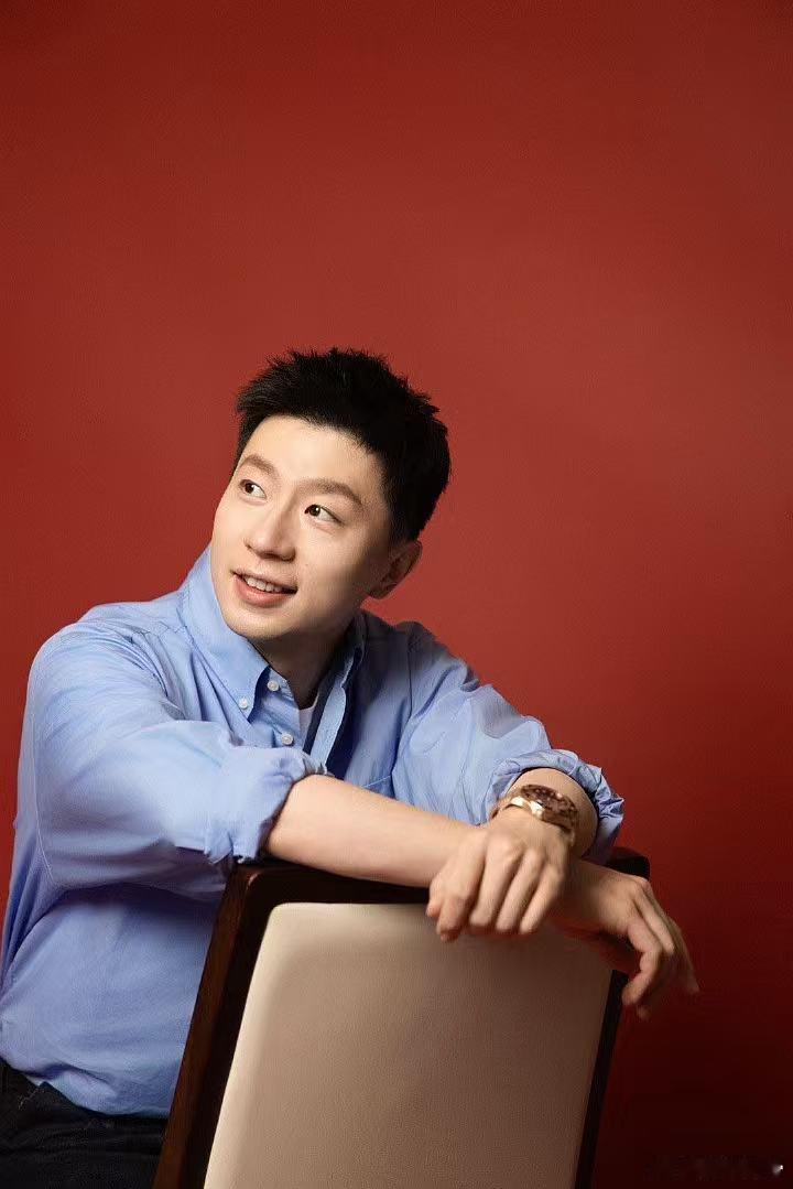 张远晒马龙合照和签名球拍  张远和马龙这两位大咖的合影，简直让人羡慕不已！看到他