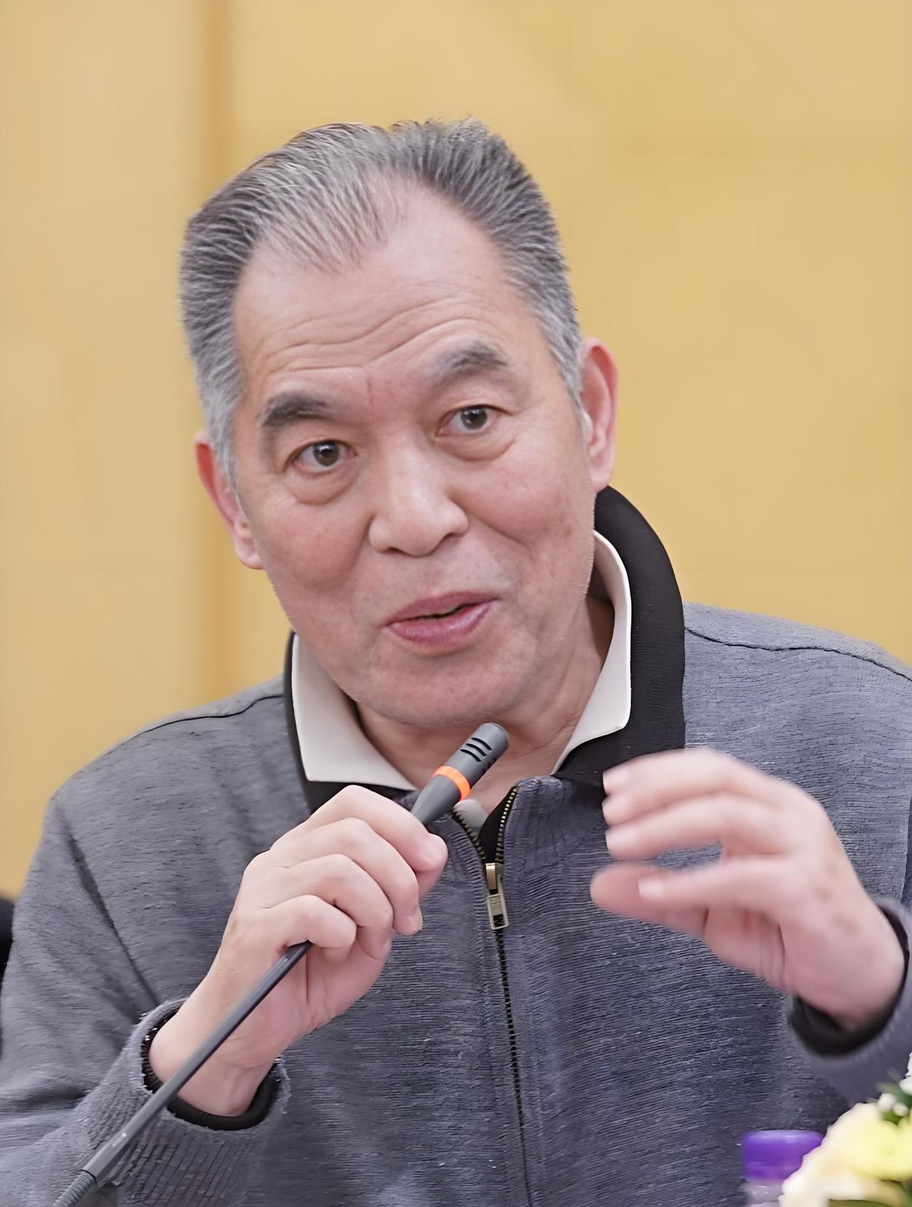 1981年，梁晓声经人介绍与北京姑娘焦丹相亲，谁知一见面梁晓声就对焦丹说：“我们