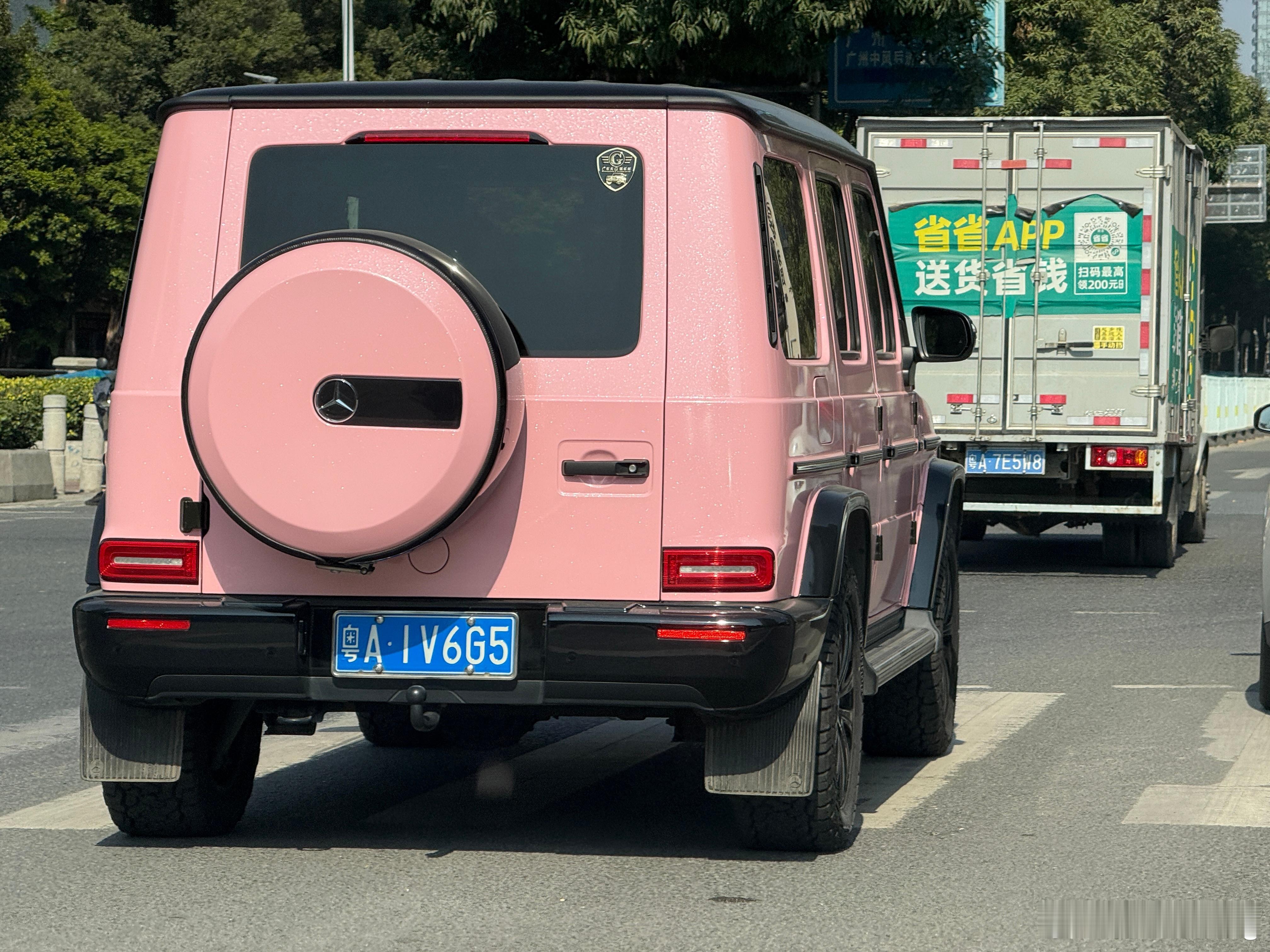 你们猜开这台粉色大G的是猛男还是美女？ 