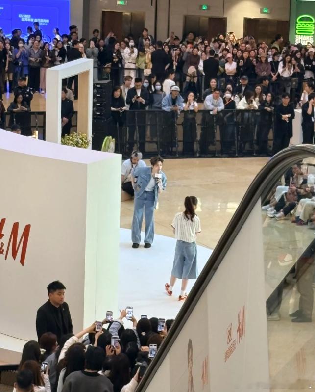 人人人侯明昊人人人侯明昊的兵里三层外三层谁懂侯明昊线下简直杀疯了！里三层外三层超