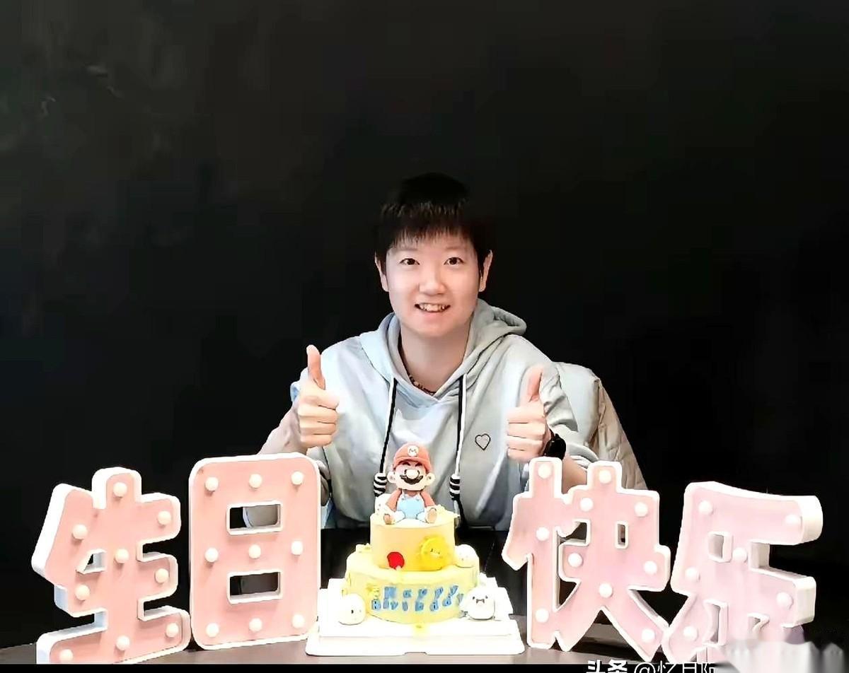 孙颖莎马上满26岁了。
网上不少人还在为几个同框画面争得面红耳赤，她自己反倒在赛