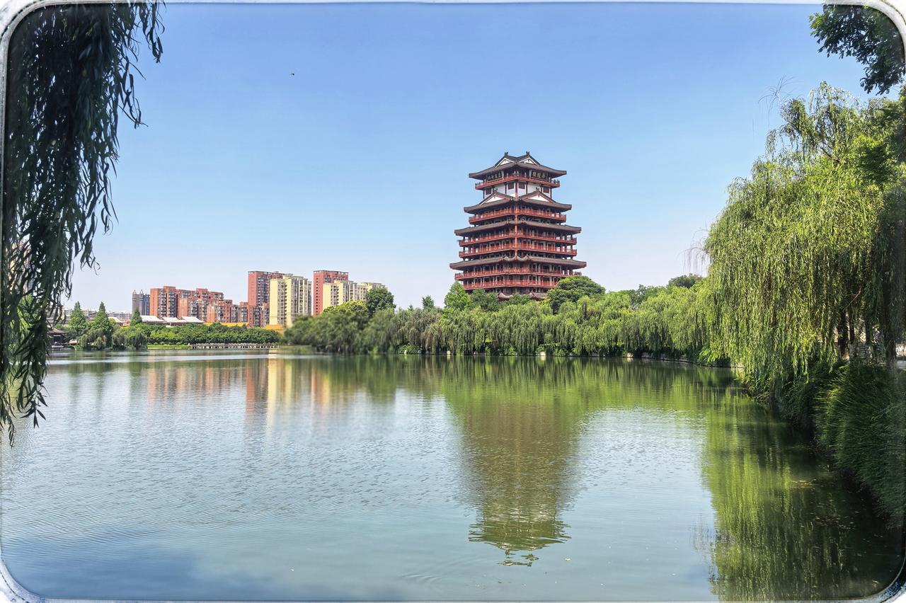 茶经楼，天门的茶香圣殿
在天门的陆羽公园中央，茶经楼似明珠闪耀着光芒。它是历史守