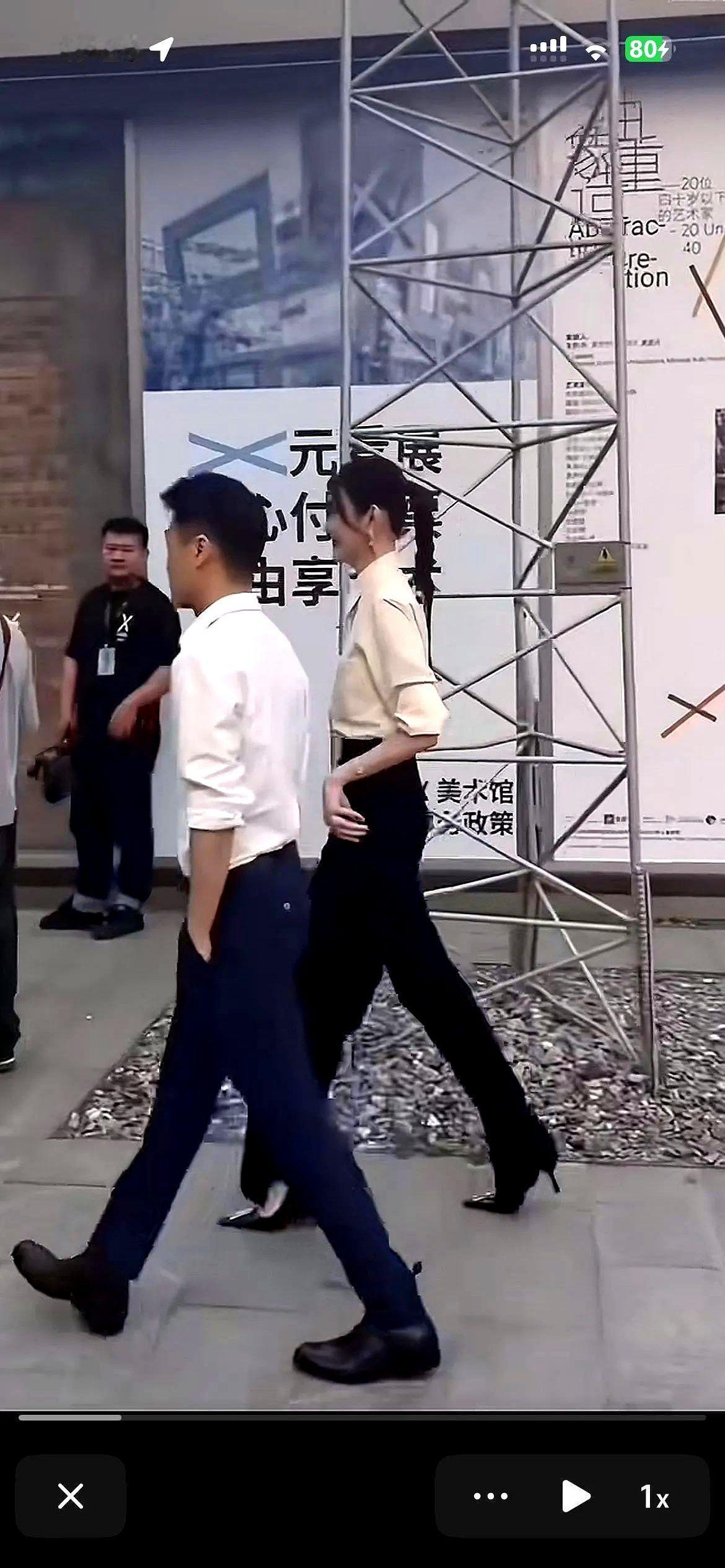 看吧！优秀的人从不限制老婆穿高跟鞋。
又看到何猷君带着老婆奚梦瑶出现了！
她老婆