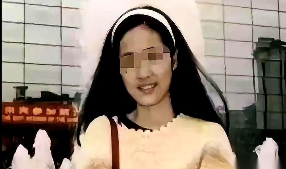 1988年，辽宁本溪。一个铁路工人端着一把抢来的枪，踹开了左家的大门。
一夜之间