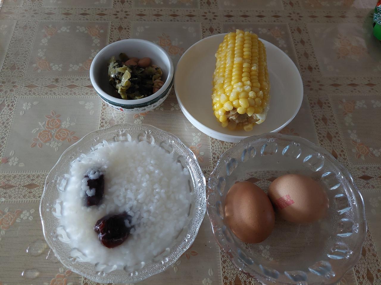 午餐还没决定吃点什么，早餐就那样简简单单的。

半穗玉米，两个鸡蛋，一个梅菜花生