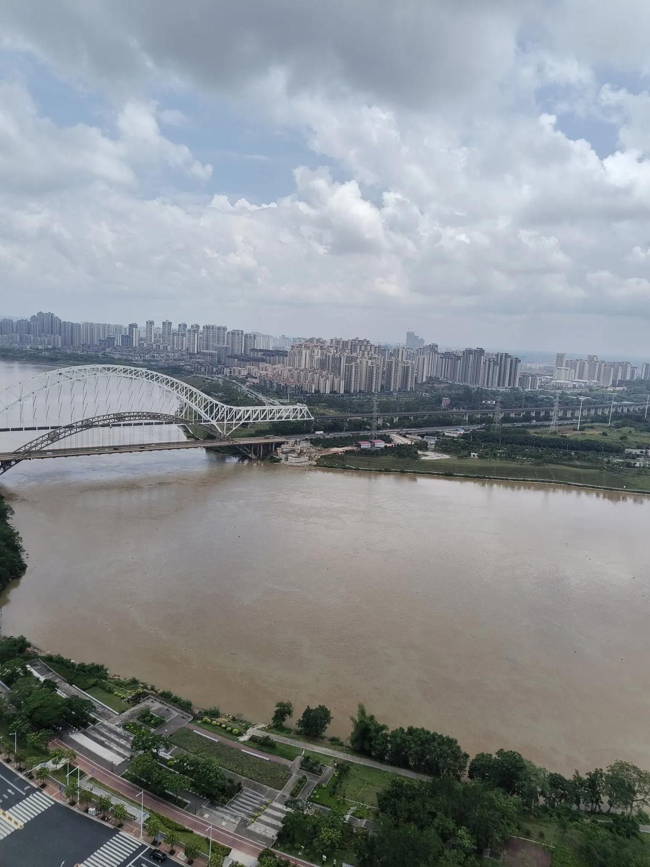 上联：秋霜催黄叶，诚邀下联宿雨润苍苔