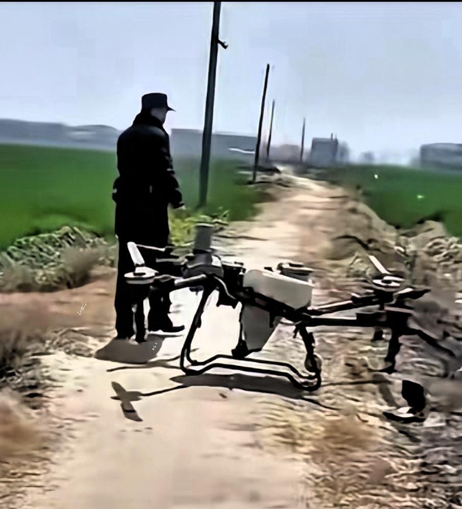 违规打药，无人机被没收，光没收无人机吗？那人呢？一定要查出幕后黑手
那家伙为啥要