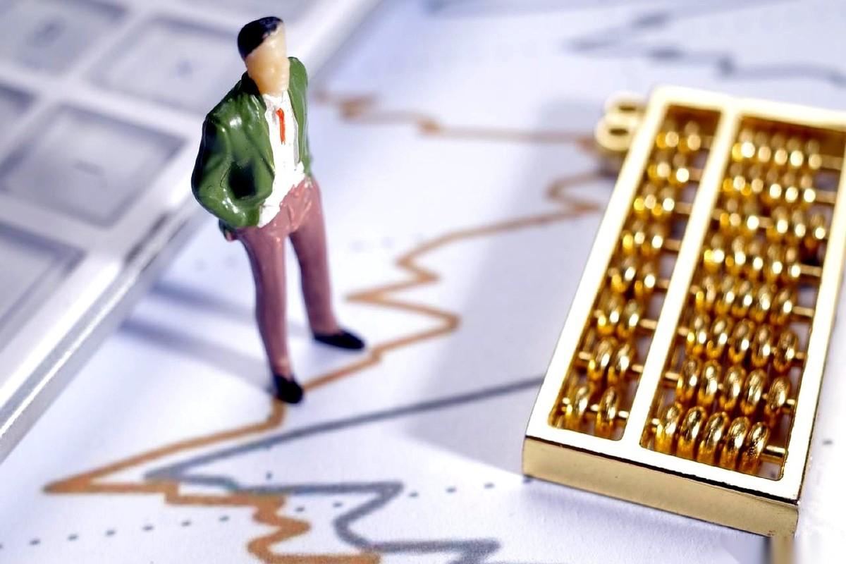 成立不到5年，富达基金已经换了4任董事长。
这张董事长的办公椅，很多人屁股还没坐