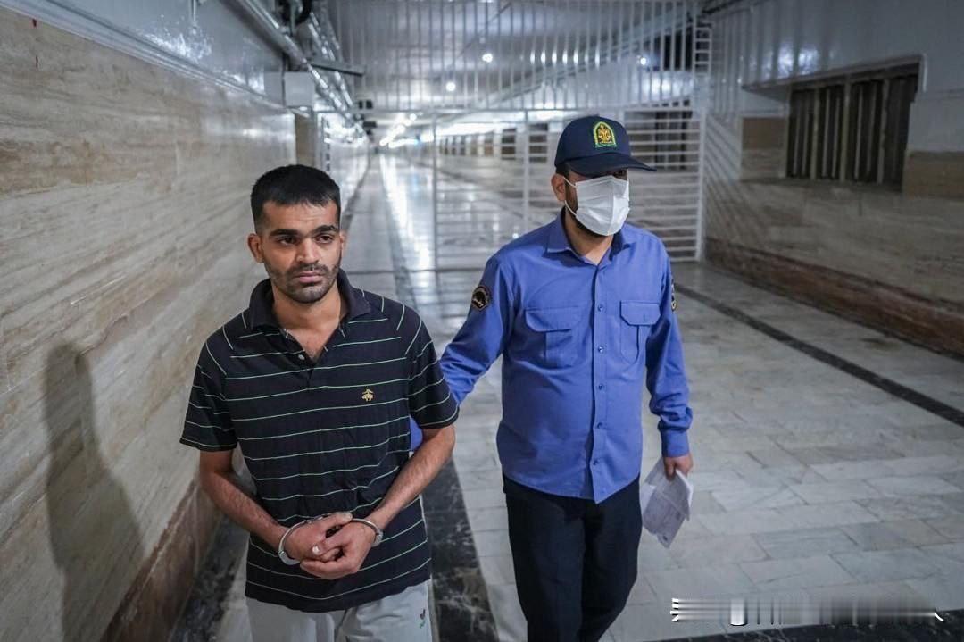 四个穿着警服的人，把中国公民塞进了车！不是歹徒，是警察——泰国自己的警察。本该拦