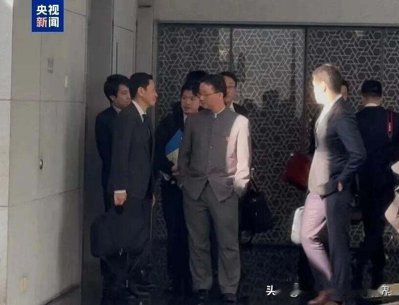 中日交锋，没有握手，一个双手插兜，一个弓腰点头。前几天，都说日本外务省的官员是来