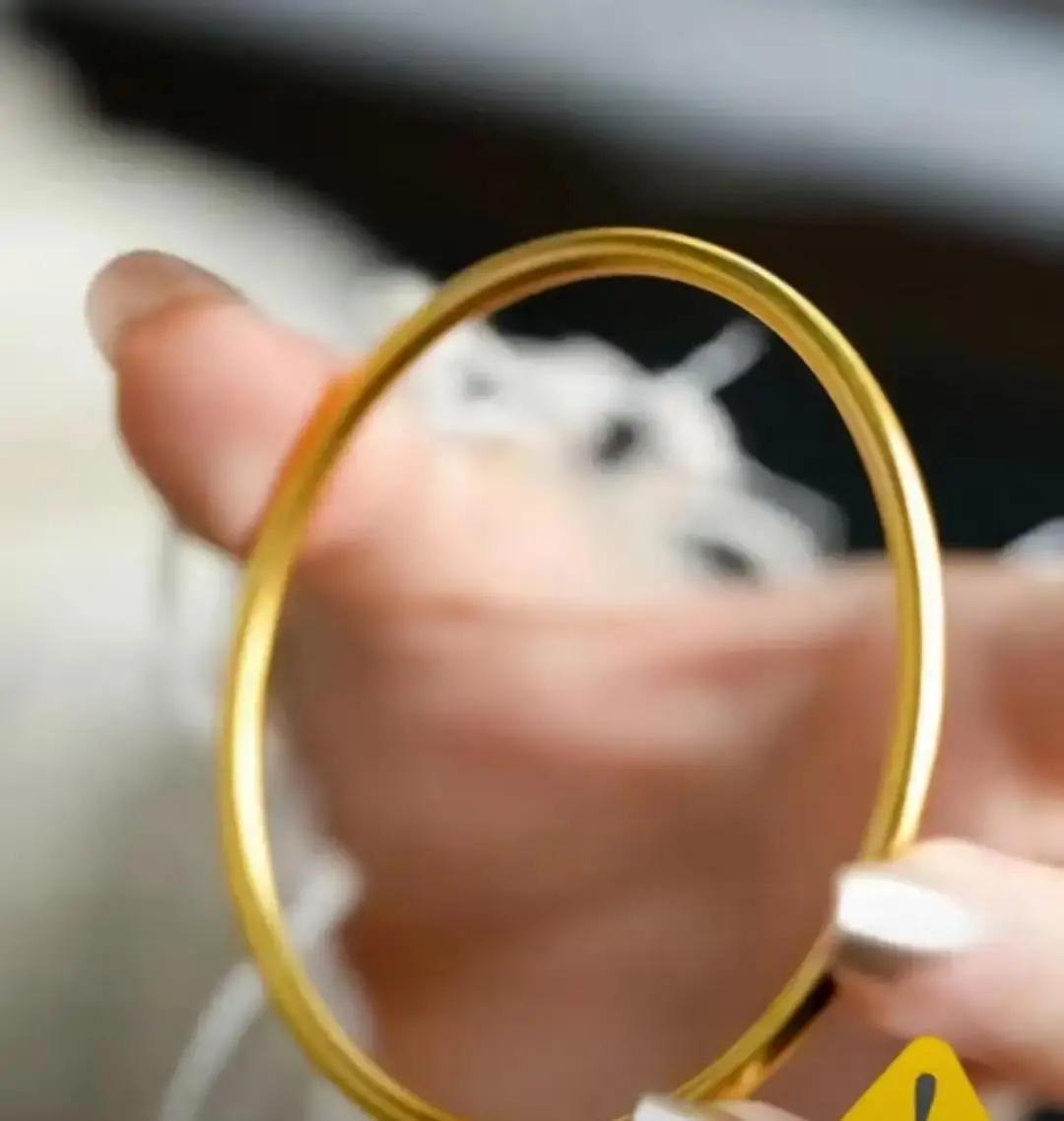 以后别再傻乎乎地去品牌店“以旧换新”了，那点工费都能再买个金戒指了
朋友拿了个周