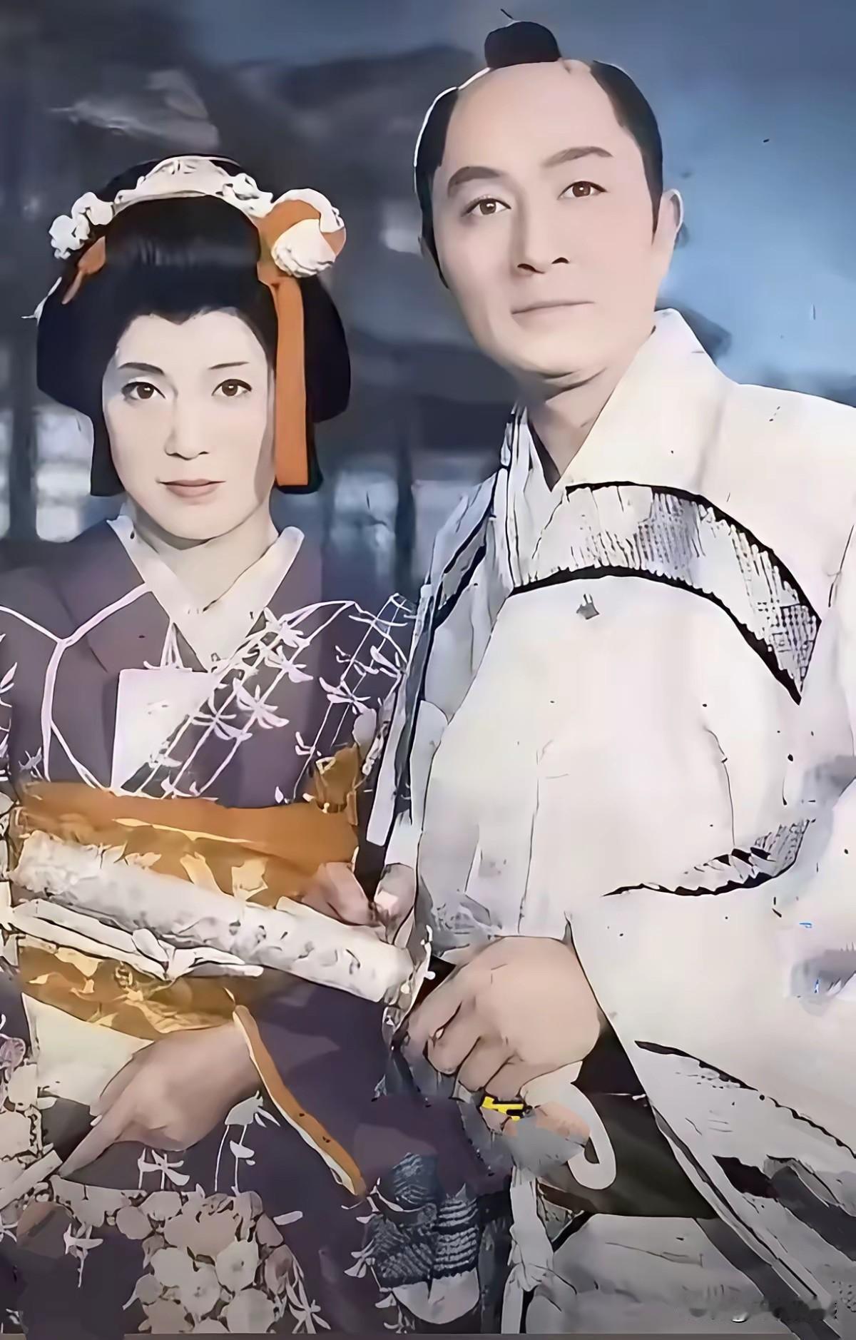 照片中的这两个人，男的是赵丹，女的是秦怡，他们穿的这衣服，以及他们的头型，怎么打