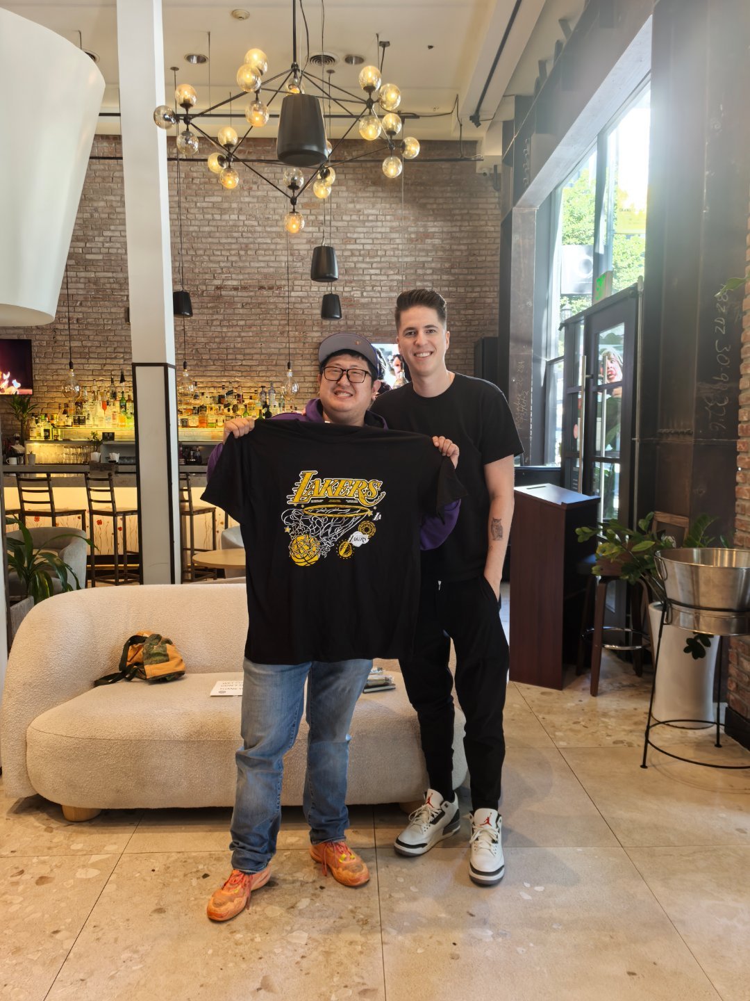 今天中午有空见到了JOVAN BUHA 本人[嘻嘻]我给他从中国带了点东西过去所