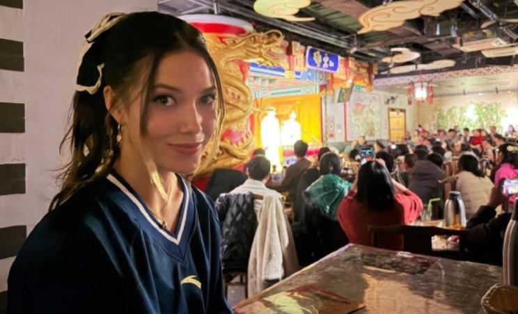 在2026米兰冬奥会上夺得一金二银的自由式滑雪运动员谷爱凌，近日已返回北京，展开