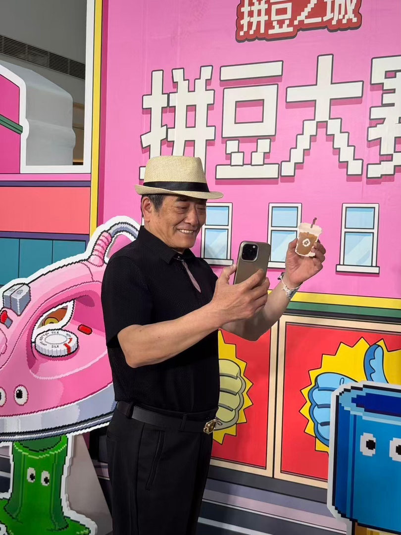 上海爷奶把拼豆戴成高定了上海老辈子拼起豆来没轻没重拼豆热潮吹到上海长辈圈，爷奶们