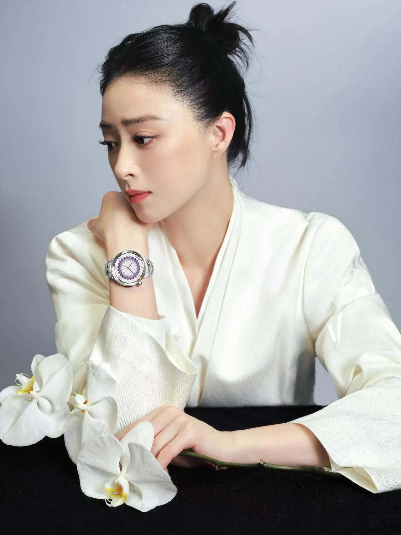 华为x华妃娘娘，这个神仙组合如何？
不得不说，华为星钻手镯表太配，如果当年有这个