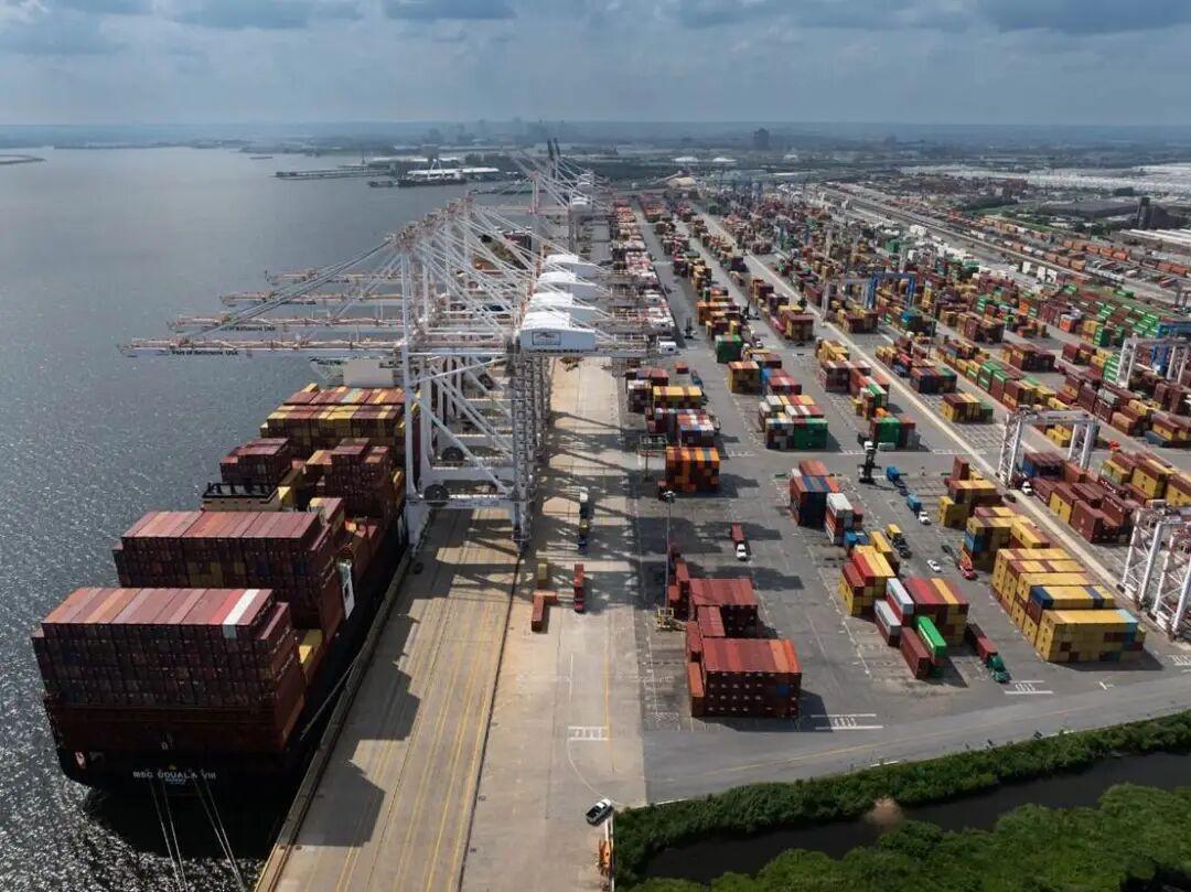 去年，特朗普将美国对进口商品征收的关税税率提高到了百年来最高的水平。在美国，尽管