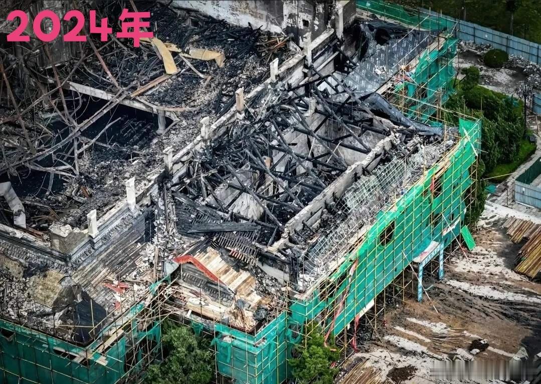 1986年，河南大学大礼堂屹立50余年。2024年，管理不当付之一炬，不知修好没