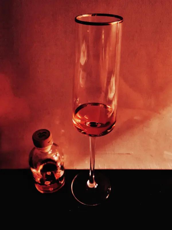 “饮尽杯中绝情酒”，这上联太有韵味了，把那种借酒消愁的决绝感一下就带出来了。我试