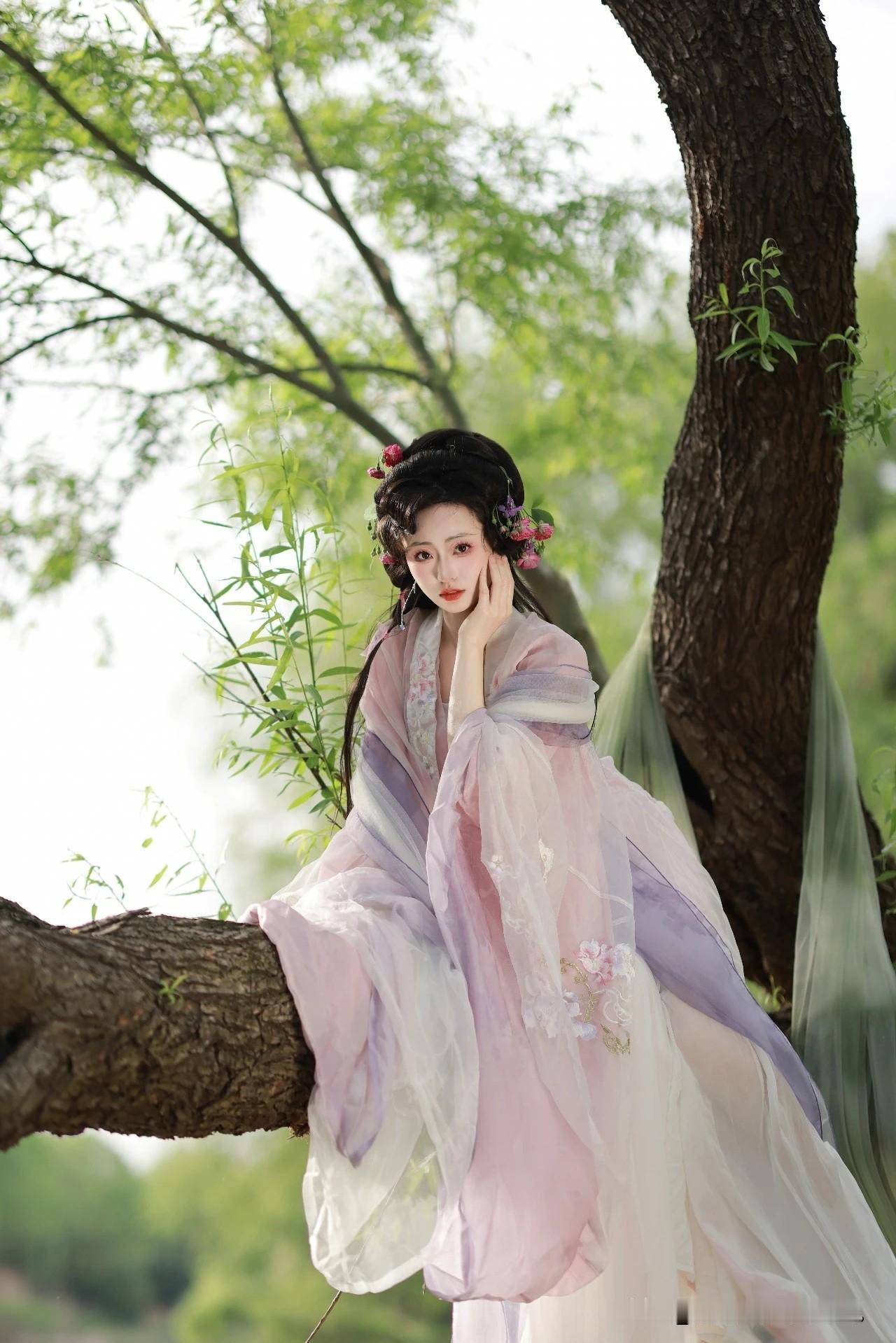像是从山水画里走出的仙子。
身畔是碧波荡漾的江水，
身后是连绵起伏的青山。
不需