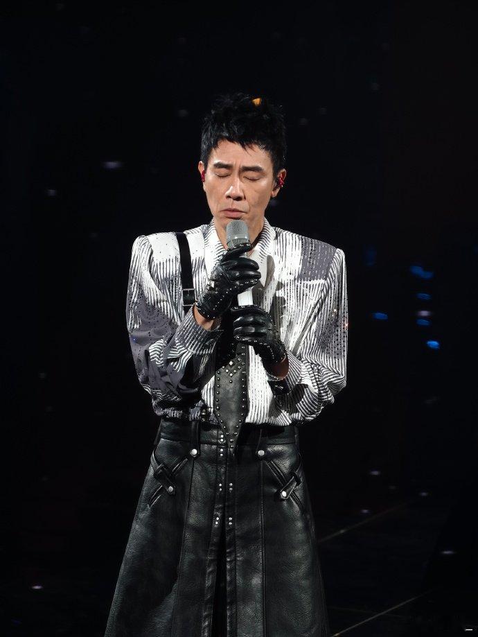 客观repo一下陈小春演唱会不吹不黑客观说，四面台兼顾四面八方观众，走位设计充分