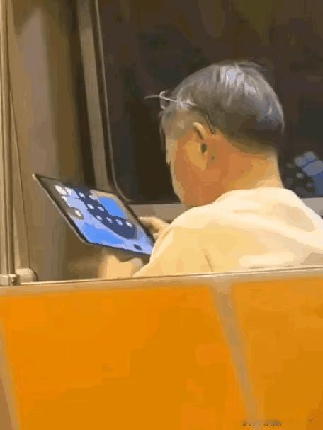 如果对面的女子发现大爷在拍她，会不会告他？
地铁上，大爷拿着一个平板正在聚精会神