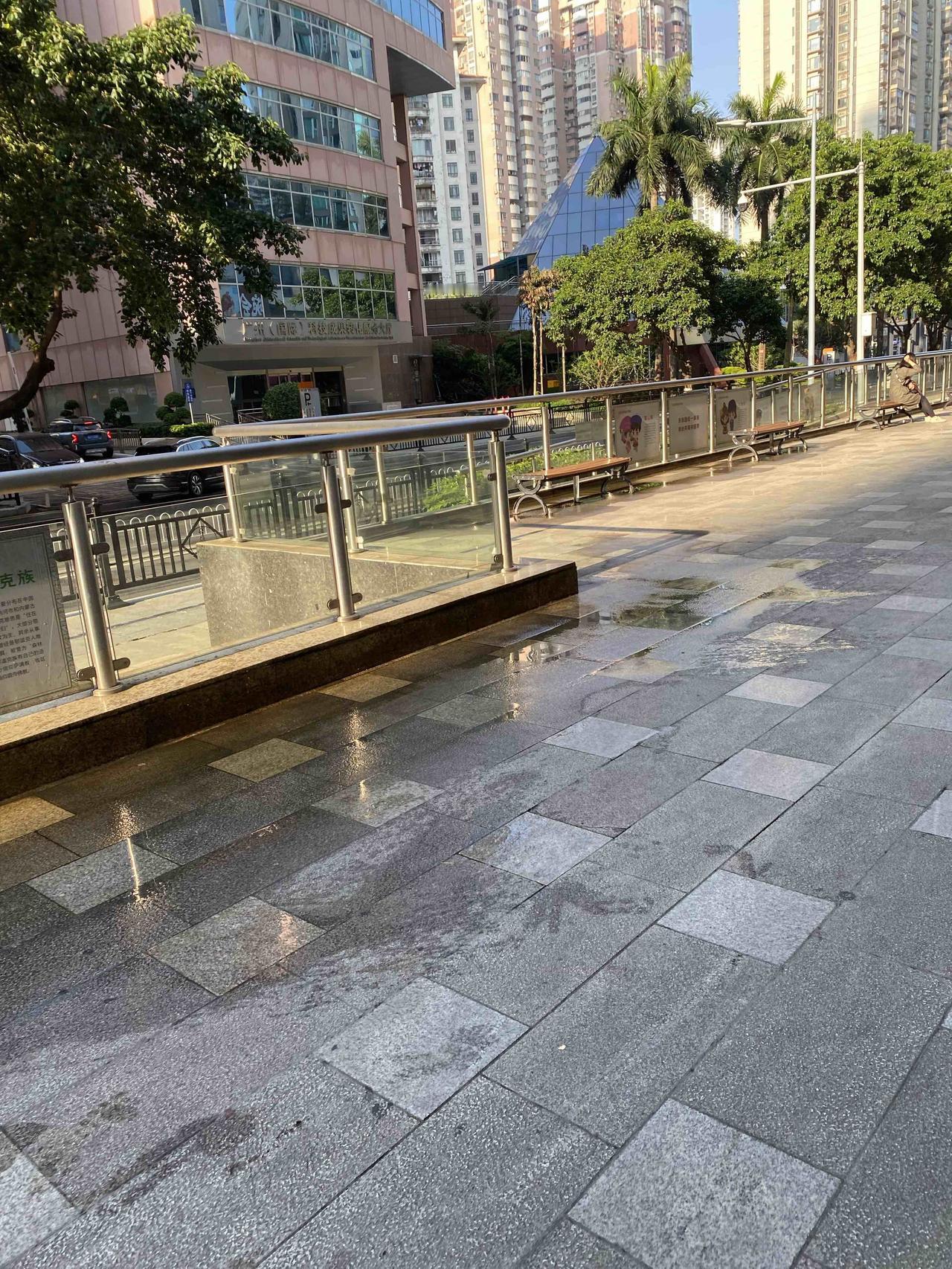 广州这两日天晴，不下雨了，最低温22度，晚上的时候有点凉。但是白天太阳很晒，气温