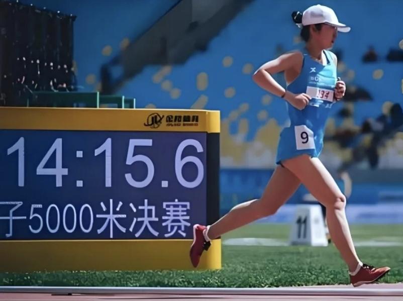 她叫徐冰洁，圈内人称“小不点儿”，也是国内唯一跑进230的00后女子马拉松猛将。