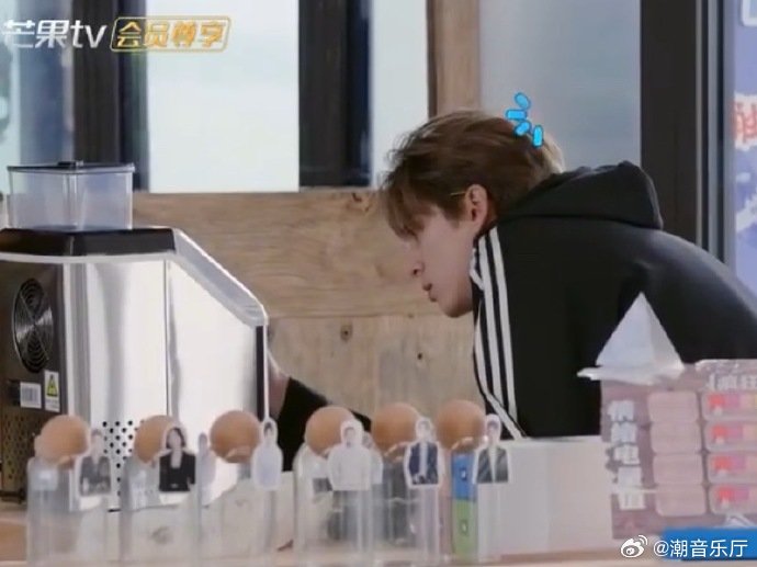 王鹤棣老辈子式鼓捣家电 王鹤棣用最老辈子的方式修电器，拍打安抚双管齐下，认真又搞