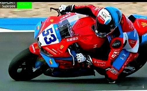北京时间9月5日，WSBK法国站第一回合正赛落幕，张雪机车车手德比斯从杆位起步，