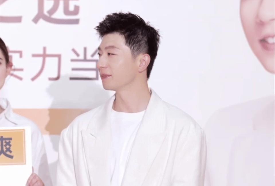 马龙亮相KONO卡厘洗发水见面会，白色西装衬托出他的超高颜值，令人赞叹不已。他在