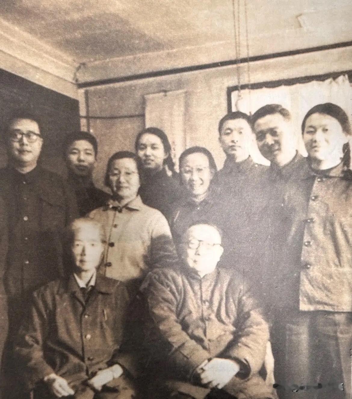 1975年2月，北京地安门家中合影，前坐右起：许德珩、劳君展，后立右起：邓志典、