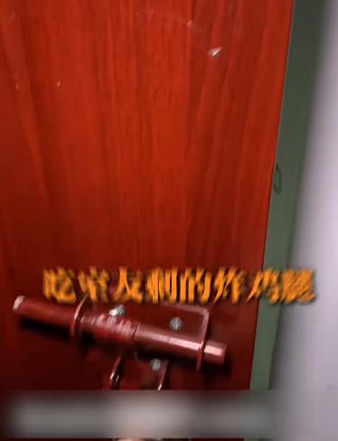 一位自称在校女大学生的吃播博主“快快超快乐”突然火上了热搜，不过这次可不是因为什