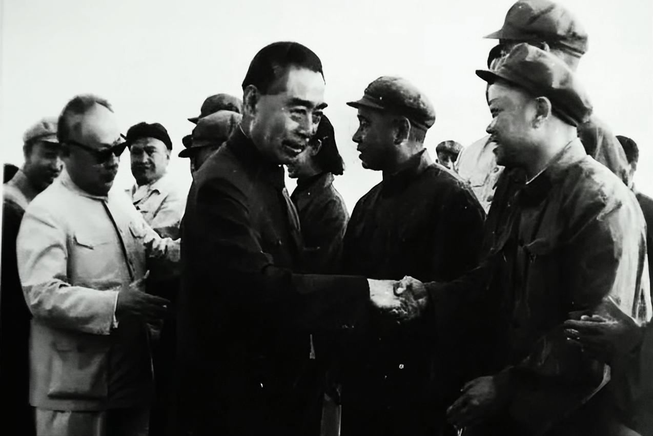 1958年2月，考虑到周总理身上工作实在太多，经请示毛主席以后，把时任国务院副总