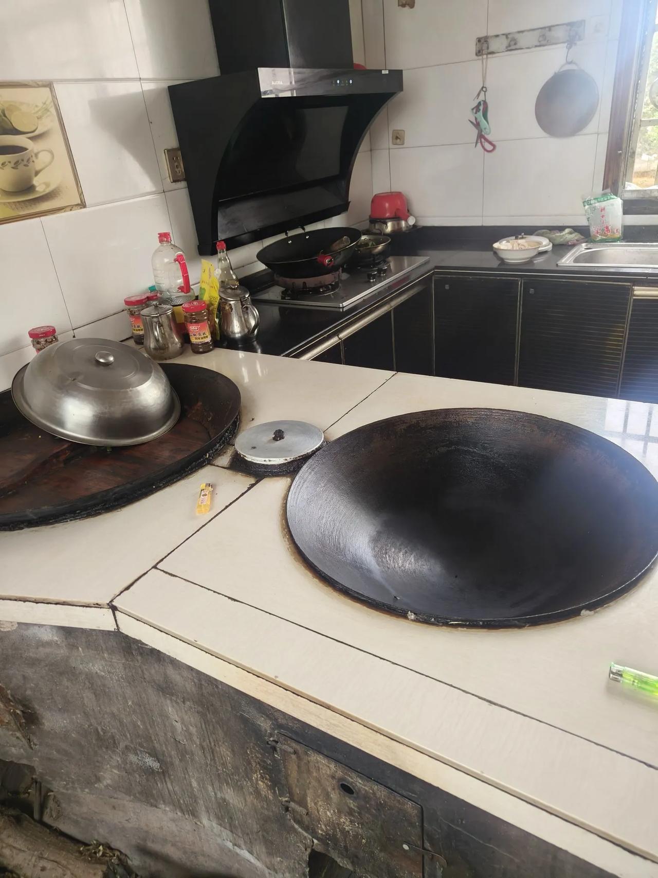 这位老板挺有意思的
买了台抽油烟机，非说有问题，坚称机器开机几分钟就会自动断电，