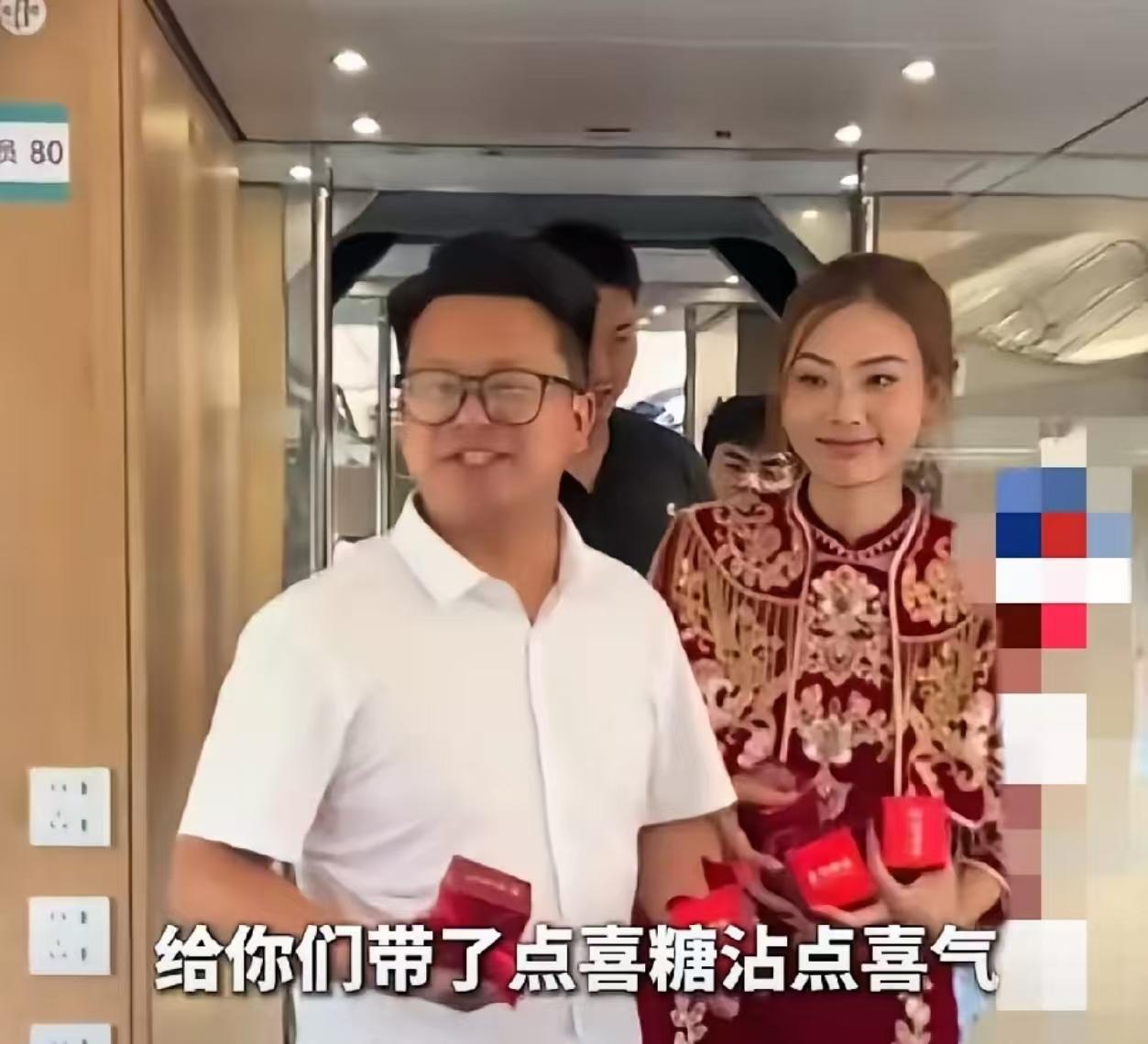 远嫁的女子把高铁当作婚车，新郎一开口，满车厢的人都送上了祝福。贵州桐梓姑娘远嫁到