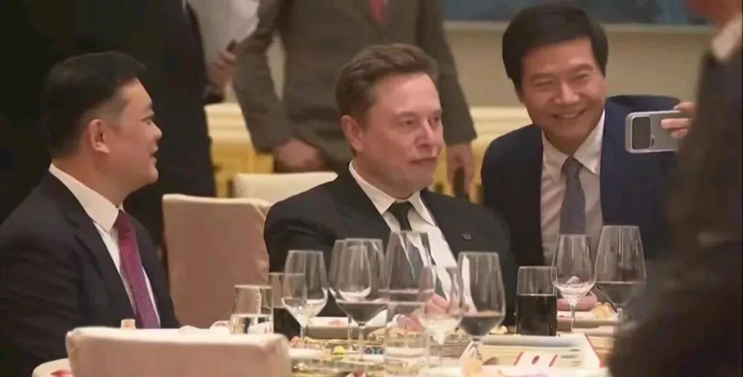 国宴上，马斯克这个“眨眼”值几个亿？昨晚特朗普访华欢迎宴上，马斯克原本坐在餐桌旁