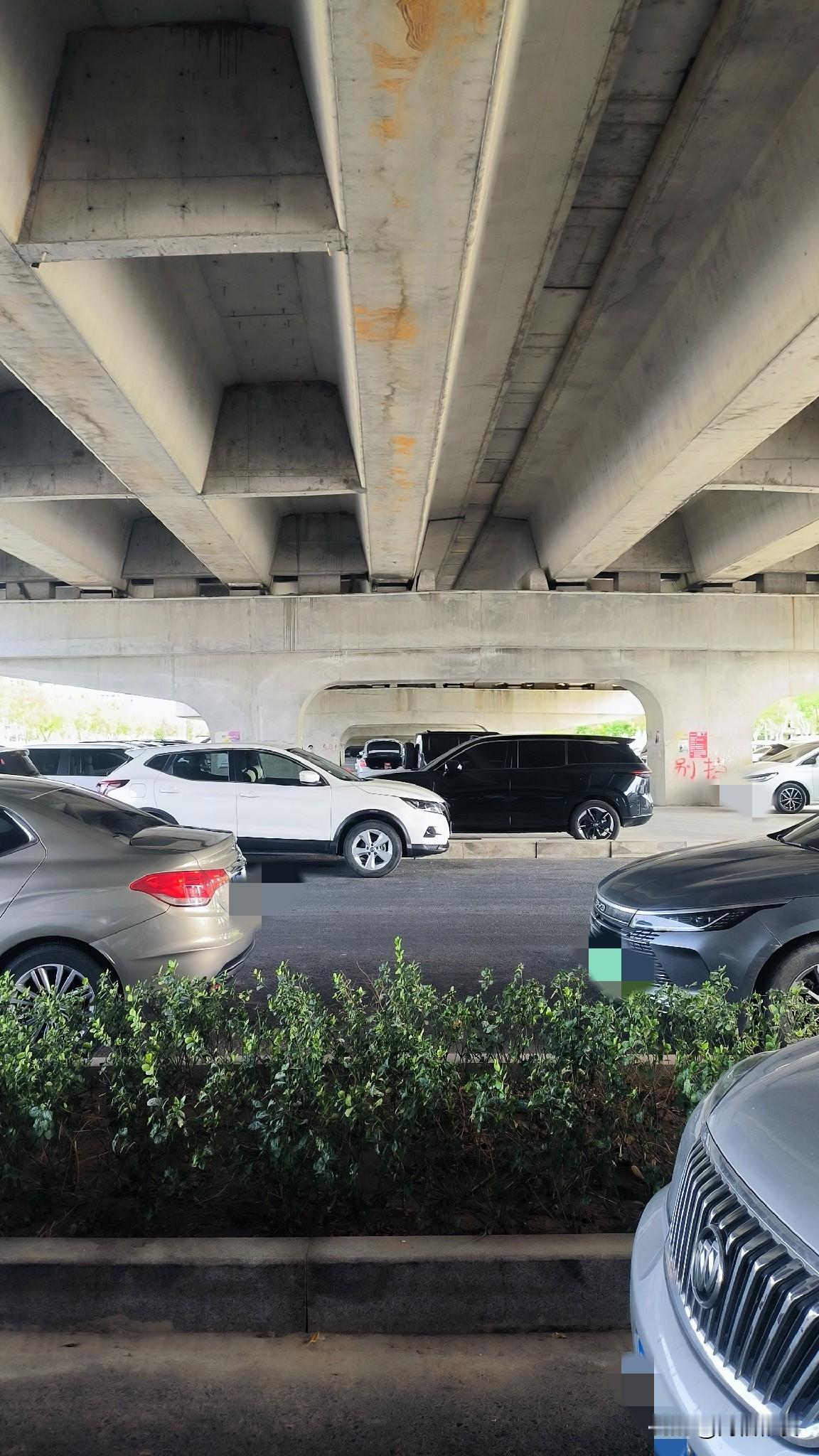 实拍保定东二环快速路桥下复兴路口“自由”停车场

路过该路口，北侧桥下的停车场格