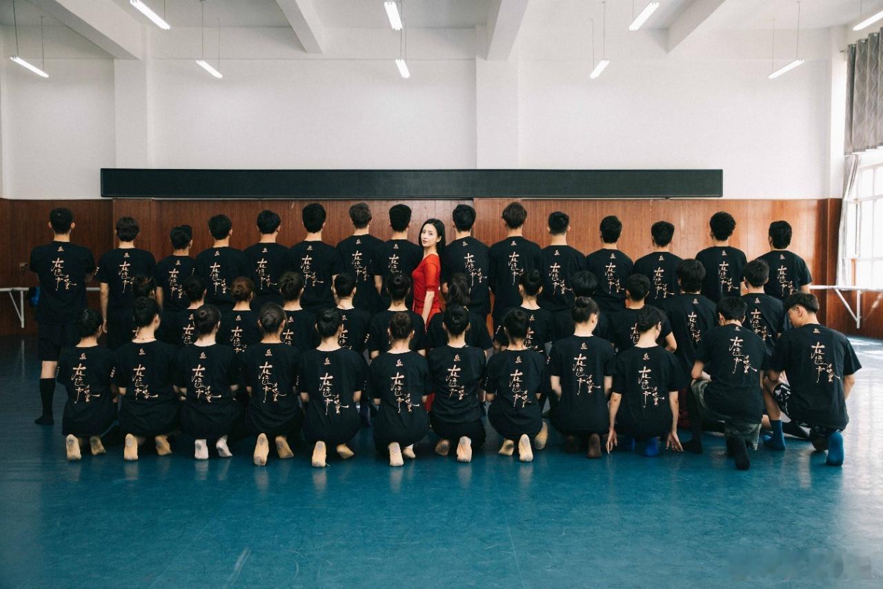 佟丽娅舞剧和春天一起来了  佟丽娅在这里cos春笋  五年时光流转，佟丽娅带着新