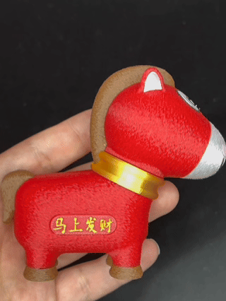 有没有喜欢这个哭哭马的？嘴巴可以转，开心和不开心两个心情。马上发财和马上成功的牌